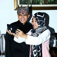 Afi Nihaya Faradisa, pelajar SMA Gambiran si penulis Warisan yang menjadi viral di Facebook, bertemu Bupati Banyuwangi Abdullah Azwar Anas. (Liputan6.com/Dian Kurniawan)