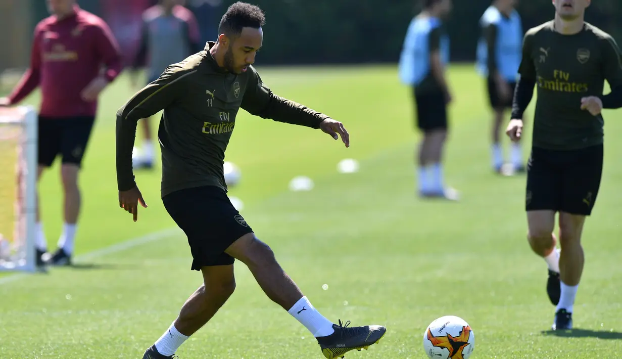 Striker Arsenal, Pierre-Emerick Aubameyang menendang bola saat mengikuti latihan di pusat pelatihan London Colney di St. Albans (21/5/2019). Arsenal akan bertanding melawan Chelsea pada babak Final Liga Europa pada 29  Mei di Baki Olimpiya Stadionu. (AFP Photo/Olly Greenwood)