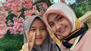 Penyanyi dangdut asal Jawa Timur ini selalu berdandan kekinian, Jihan juga sesekali mengenakan hijab yang menambah keanggunannya.(Liputan6.com/IG/@jihanaudy123_real)