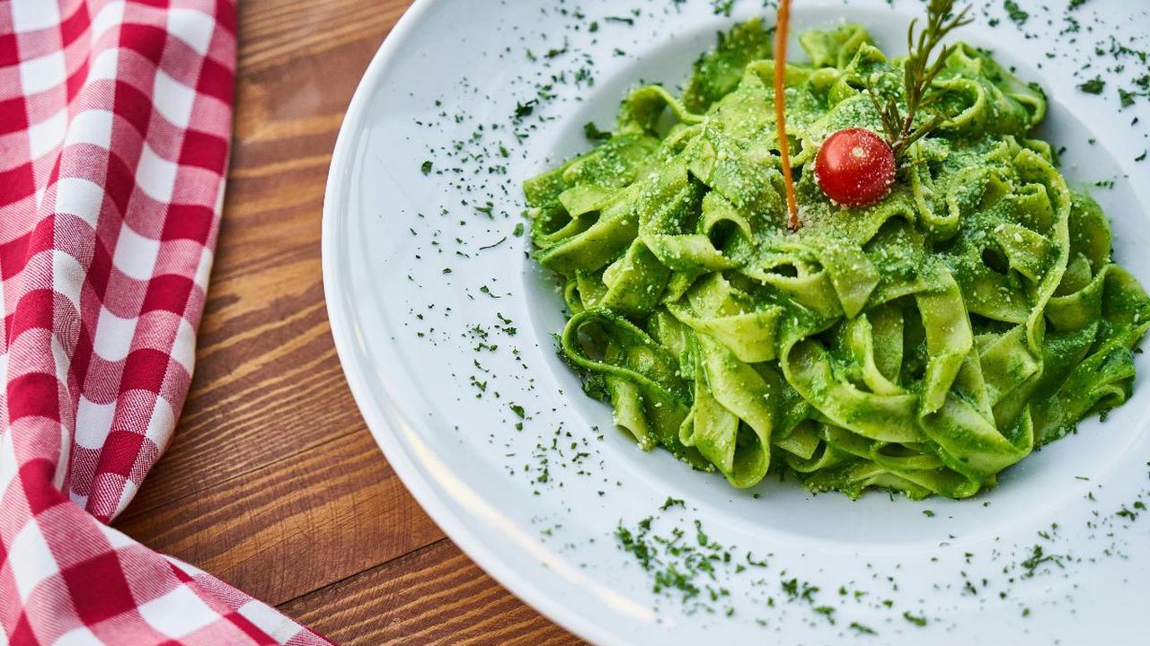 1. Pesto alla Genovese (Pesto Basil Klasik)