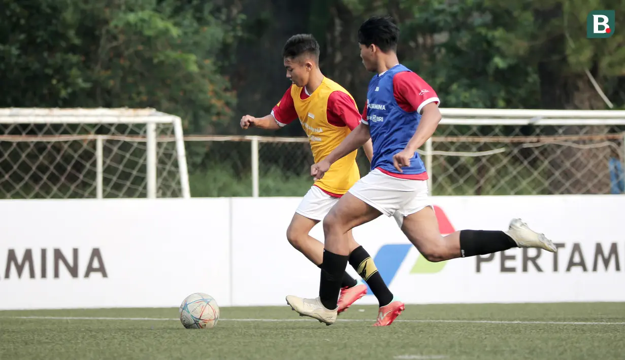 Peserta beraksi saat mengikuti seleksi pemain Timnas Indonesia U-17 di Persija Training Ground, Nirwana Park, Depok, Sabtu (22/7/2023). (Bola.com/Ikhwan Yanuar)