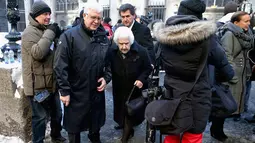 Ibunda Celine Dion, Therese (tengah) menghadiri acara penghormatan terakhir untuk Rene Angelil di Notre-Dame Basilica, Kanada, Kamis (21/1). Suami Celine Dion itu meninggal dunia pada (14/1) akibat kanker tenggorokan. (Tom Szczerbowski/Getty Images/AFP)