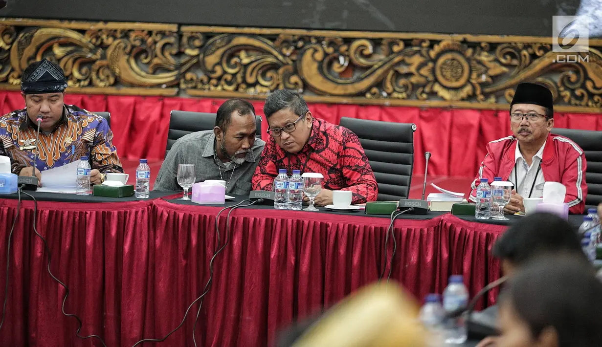 Sekjen PDIP Hasto Kristiyanto (dua kanan) berbincang saat menerima Pasukan Adat Nusantara Indonesia (PANI) di Kantor Pusat PDIP, Menteng, Jakarta, Rabu (13/2).  PDIP menyatakan mendukung dengan deklarasi adat Nusantara. (Liputan6.com/Faizal Fanani)