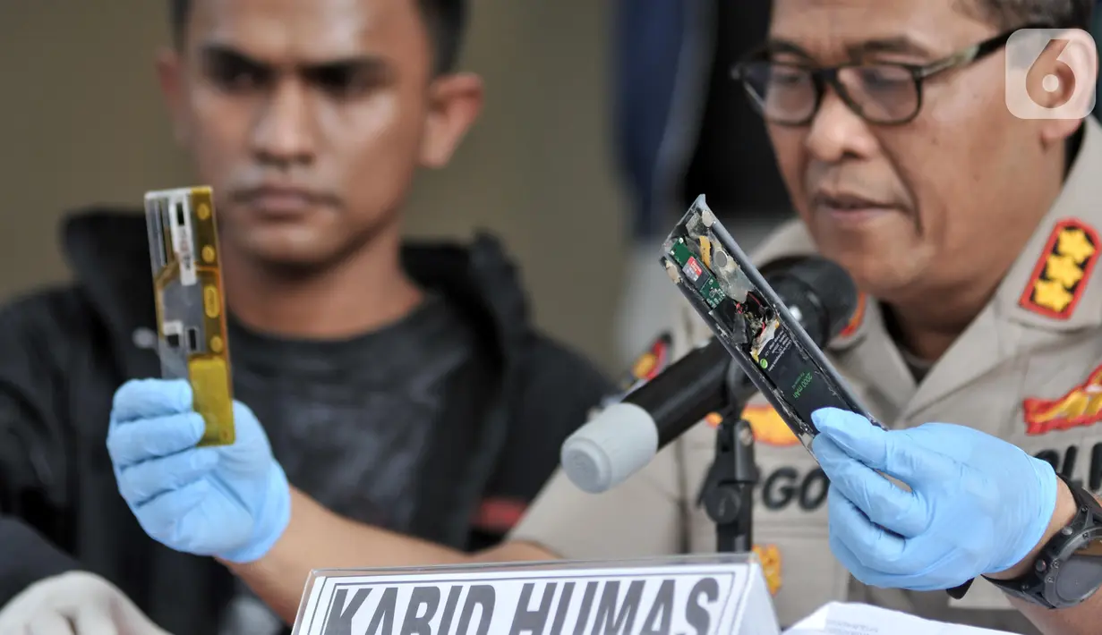 Kabid Humas Polda Metro Jaya Kombes Pol Argo Yuwono menunjukkan barang bukti berupa deep skimmer dan spy camera saat rilis kasus pembobolan ATM atau skimming di Mapolda Metro Jaya, Jakarta, Senin (11/11/2019). Dua tersangka WN Rumania baru 1,5 bulan di Jakarta. (merdeka.com/Iqbal Nugroho)