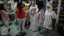 Pengunjung melihat beberapa kostum di kawasan Senopati,  Jakarta, Jumat (30/10/2015).  Jelang perayaan Helloween penyewaan kostum Helloween ramai diburu penyewa, harga bervariatis dari 300rb hingga 1juta. (Liputan6.com/Faizal Fanani)
