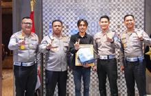 Kakorlantas Polri Beri Penghargaan Sopir Truk Gagalkan Potensi Kecelakaan di Tol Japek Km 21