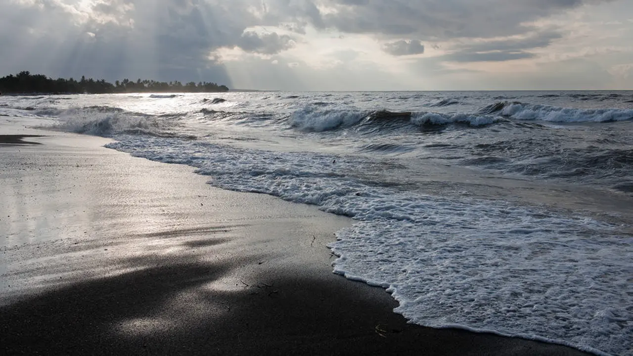 [reservasi]pantai berpasir hitam