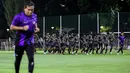 <p>Sejumlah pemain Timnas Indonesia U-20 melakukan pemanasan saat pemusatan latihan yang berlangsung di Lapangan B, Senayan, Jakarta, Jumat (15/03/2024) malam. Pemusatan latihan ini sebagai bentuk persiapan Timnas Indonesia U-20 untuk mengikuti ajang Piala AFF U-19 2024 dan Kualifikasi Piala Asi U-20 2025. (Bola.com/Bagaskara Lazuardi)</p>