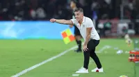Pelatih Timnas Indonesia, John Herdman, saat memimpin timnya meraih kemenangan 4-0 atas Saint Kitts and Nevis pada laga FIFA Series 2026 di Stadion Utama Gelora Bung Karno (SUGBK), Jakarta, Jumat (27/03/2026) malam WIB. (Bola.com/M. Iqbal Ichsan)