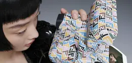 Kamera Vintage Polaroid OneStep Close-Up 600 klasik hadir dengan DNA FENDI yang klasik (Photo: FENDI)