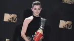 Aktris Emma Watson berpose dengan Piala Popcorn MTV usai mendapat penghargaan sebagai aktris terbaik dalam film "Beauty and the Beast" di MTV Movie and TV Awards di Shrine Auditorium, Los Angeles (7/5). (Photo by Richard Shotwell/Invision/AP)