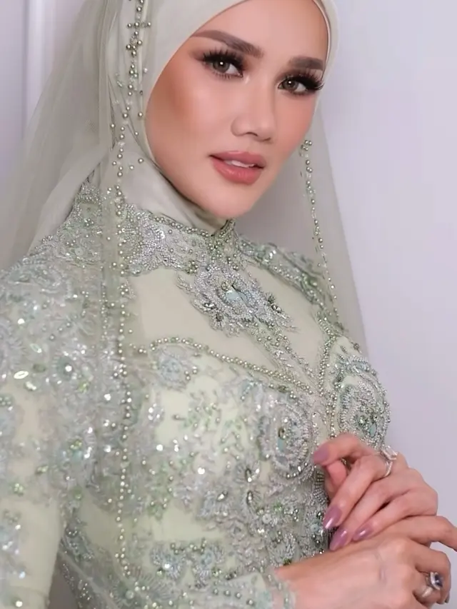 Mulan Jameela di Akad Nikah Alyssa Daguise dan Al Ghazali. [@rezaazrumakeup]
