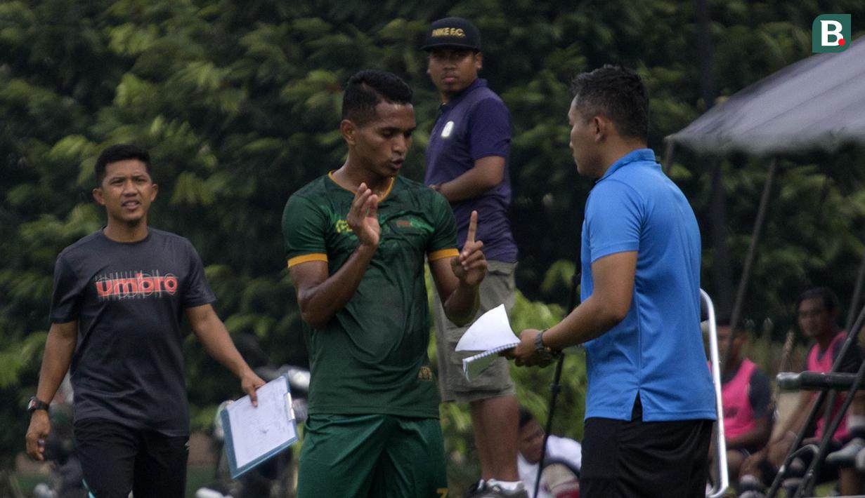 Bek PS Tira, Abduh Lestaluhu, berdiskusi dengan pelatihnya, Rudy Eka, saat melawan Barito Putera pada laga persahabatan di Lapangan Bais, Bogor, Kamis (22/2/2018). PS Tira kalah 1-2 dari Barito Putera. (Bola.com/Asprilla Dwi Adha)