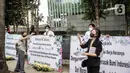 Gerakan Extinction Rebellion Indonesia menggelar aksi mengirim karangan bunga di depan Kantor Adaro, Jakarta, Senin (3/5/2021). Karangan bunga dikirim sebagai tanda duka cita karena memperparah krisis iklim dengan membiayai produsen batu bara terbesar kedua di Indonesia. (Liputan6.com/Faizal Fanani)