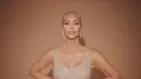 <p>Meski tak mengikuti model rambut Marilyn Monroe, namun transformasi Kim Kardashian total dengan blonde hair color. (Foto: Instagram @kimkardashian)</p>