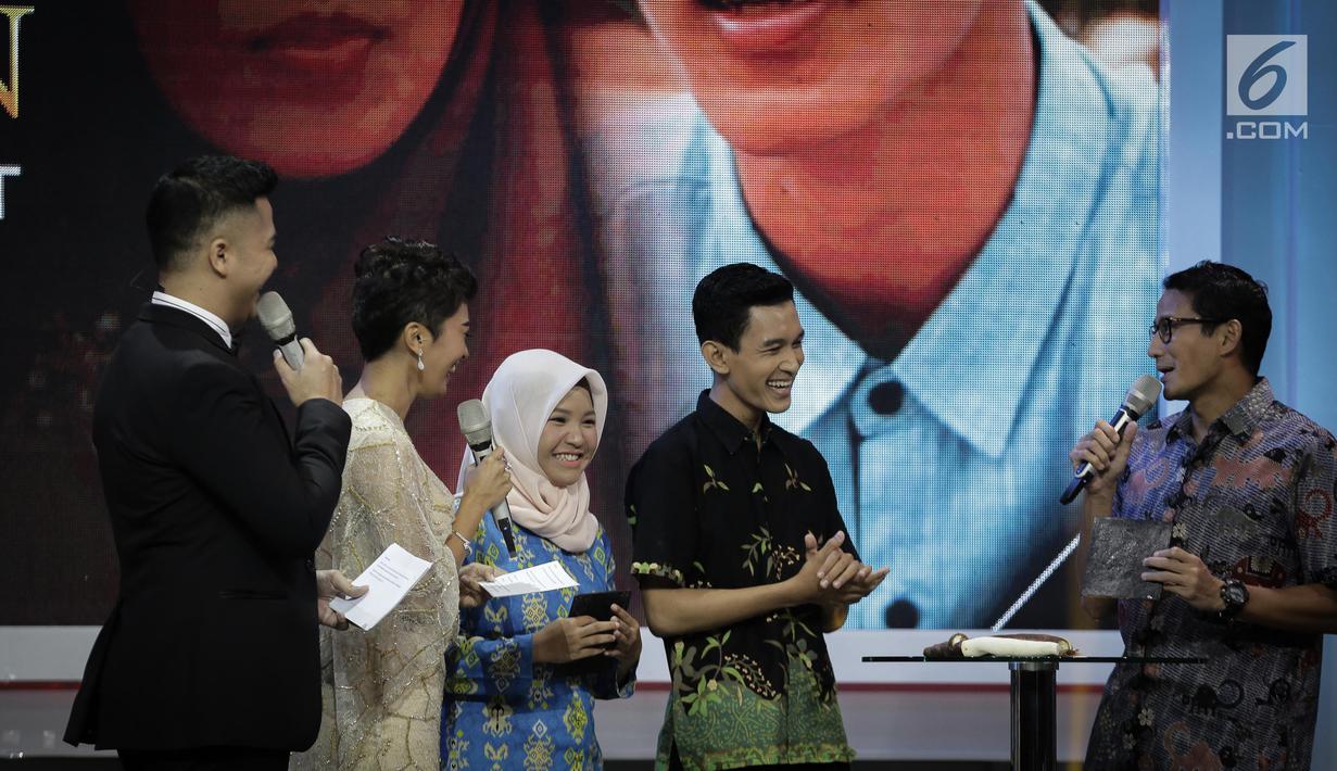 Wakil Gubernur terpilih DKI Jakarta Sandiaga Uno (kanan) berbincang dengan peraih penghargaan Liputan 6 Award 2017 di SCTV Tower, Jakarta, Sabtu (20/5). (Liputan6.com/Faizal Fanani)