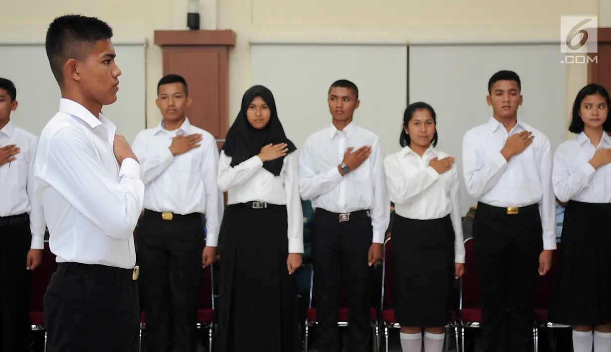 Calon Pasukan Pengibar Bendera Pusaka (Paskibraka) Nasional 2017 mengikuti upacara pembukaan Pusdiklat di PP-PON Cibubur, Jakarta, Rabu (26/7). Pusdiklat Paskibraka Nasional 2017 dibuka oleh Menpora Imam Nahrawi. (Liputan6.com/Yoppy Renato)