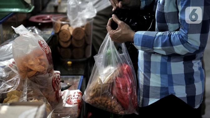 Warga menggunakan kantong plastik saat berbelanja di Pasar Tebet Barat, Jakarta, Kamis (6/2/2020). Pemprov DKI telah menetapkan Pasar Tebet Barat dan Pasar Tebet Timur sebagai pasar percontohan gerakan pengurangan kantong kresek atau kantong plastik sekali pakai. (merdeka.com/Iqbal S Nugroho)