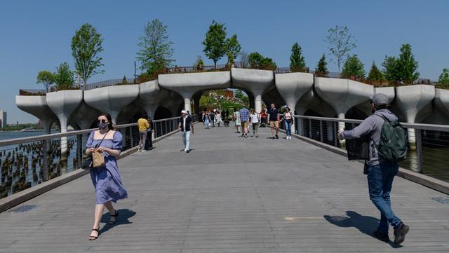 Orang-orang mengunjungi 'Pulau Kecil', taman umum baru dan gratis di Hudson River Park, New York City, Amerika Serikat, 21 Mei 2021. Sebanyak 132 tulip beton besar dipasang pada pilar di tepi Sungai Hudson untuk mengangkat 'Pulau Kecil'. (Angela Weiss/AFP)