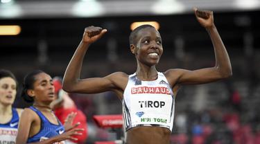 Arsip foto 30 Mei 2019 saat Agnes Tirop dari Kenya tersenyum setelah memenangkan lomba lari 1500 m putri di IAAF Diamond League. (AP)