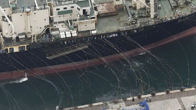 Perahu perburuan ikan paus meninggalkan pelabuhan di Shimonoseki, Jepang. (AP Photo)