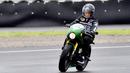 Presiden Indonesia Joko Widodo mengendarai sepeda motornya sebelum digunakan untuk pertama kalinya untuk acara balap WSBK di sirkuit Mandalika yang baru selesai pada 19 November -21. (AFP/Istana Kepresidenan/Agus Suparto)