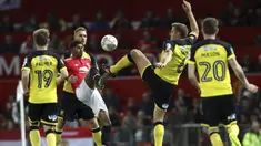 Aksi pemain Manchester United, Marcus Rashford (tengah) mengontrol bola dari adangan para pemain Burton Albion pada laga Piala Liga Inggris di Old Trafford, Manchester (20/9/2017). MU menang 4-1. (Martin Rickett/PA via AP)