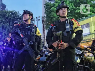 Personel Brimob melakukan pengamanan saat pemberlakuan Car Free Night di kawasan Bundaran Hotel Indonesia, Jakarta, Minggu (31/12/2023). (Liputan6.com/Angga Yuniar)