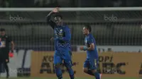 Pemain Persib Bandung, Michael Essien melambaikan tangan usai mencetak gol ke gawang PS TNI pada lanjutan Liga 1 2017 di Stadion Si Jalak Harupat, Sabtu (05/8/2017). (Bola.com/Nicklas Hanoatubun)