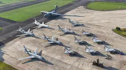 Foto udara memperlihatkan deretan pesawat tempur Rafale, Falcon 8X dan pesawat kargo Airbus A400M MRTT berjajar di Pangkalan Udara (Lanud) Halim Perdanakusuma, Jakarta, Senin (18/5/2026). (Biro Pers Sekretariat Presiden)