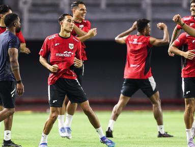 Pemain Timnas Indonesia melakoni sesi latihan resmi jelang laga FIFA Matchday melawan Chinese Taipei di Stadion Gelora Bung Tomo (GBT), Surabaya, Jawa Timur, Kamis (4/9/2025) malam. (Bola.com/Abdul Aziz)