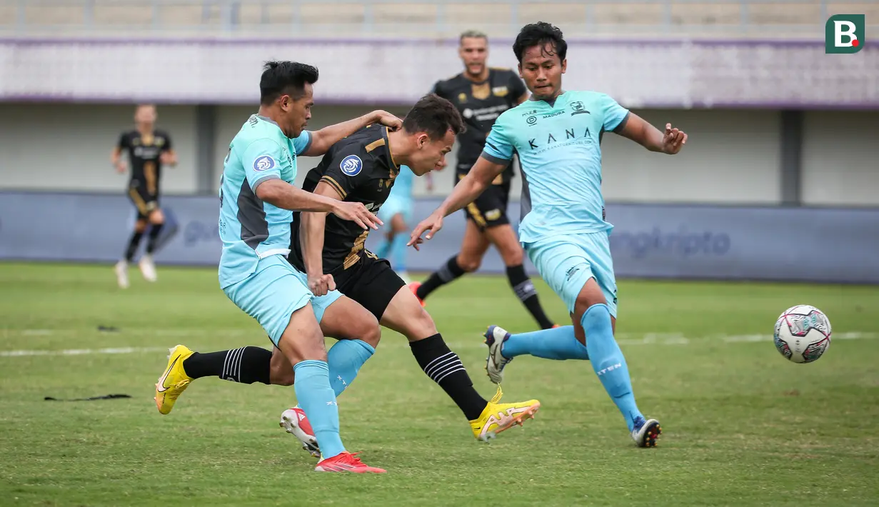 Pemain Dewa United, Egy Maulana Vikri mencetak gol ke gawang Madura United saat laga lanjutan BRI Liga 1 2022/2023 di Indomilk Arena, Tangerang, Kamis (2/2/2023). (Bola.com/Bagaskara Lazuardi)