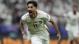 Striker Timnas Yordania berusia 24 tahun yang kini tengah menjalani musim ketiga bersama klub Qatar, Al-Ahli SC ini menempati posisi ketiga top skor Piala Asia 2023 dengan koleksi 4 gol. Ia mencetak satu-satunya gol Yordania di laga final saat kalah 1-3 dari tuan rumah Qatar. (AP Photo/Aijaz Rahi)