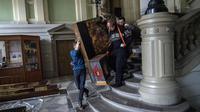Pekerja memindahkan karya seni suci barok di Museum Nasional Andrey Sheptytsky sebagai bagian dari persiapan keselamatan jika terjadi serangan di Kota Lviv, Ukraina, 4 Maret 2022. Situs warisan di seluruh negeri menghadapi bahaya saat pertempuran Rusia-Ukraina berlanjut. (AP Photo/Bernat Armangue)