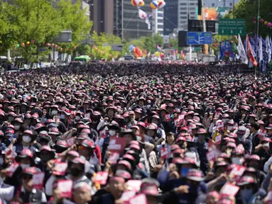 Anggota Konfederasi Serikat Buruh Korea meneriakkan slogan-slogan saat unjuk rasa May Day di Seoul, Korea Selatan, Senin (1/5/2023). Sejumlah besar pekerja dan aktivis di negara-negara Asia memperingati May Day atau Hari Buruh Internasional pada Senin dengan seruan protes untuk gaji yang lebih tinggi dan kondisi kerja yang lebih baik, di antara tuntutan lainnya. (AP Photo/Lee ​​Jin-man)