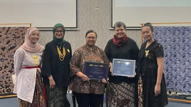 Setelah menerima sertifikat dari Bakul Budaya Nusantara (BBN) dan FIB UI, para narasumber, Dr. Dwi Mulyatari, S.S., M.A. (tengah) dan Notty J. Mahdi (kedua dari kanan),  berfoto bersama Ketua Umum BBN, Dewi Fajar Marhaeni (kedua dari kiri), moderator Wand