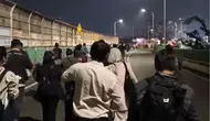 Ramai-ramai Warga Jalan Kaki di Jalur Langit karena TransJakarta Mogok
