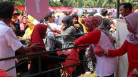 Bupati Purbalingga, Dyah Hayuning Pratiwi membagikan sembako cuma-cuma dalam pasar murah di Muli Kecamatan Karangmoncol. (Foto: Liputan6.com/Dinkominfo PBG/Muhamad Ridlo)