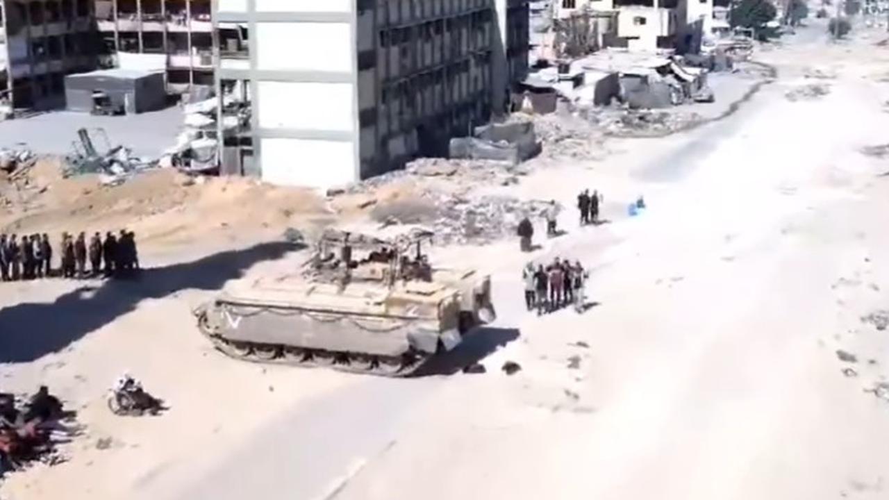 Militer Israel Bikin Lubang Besar di Dekat RS Indonesia di Gaza, Puluhan Warga Palestina Dibariskan dengan Tangan Diikat dan Mata Ditutup