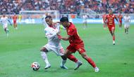 Pemain Malut United, Manahati Lestusen, berebut bola dengan pemain Persija Jakarta, Eksel Runtukahu, pada laga pekan ke-3 BRI Super League di Jakarta International Stadium, Sabtu (23/8/2025) sore WIB. (Bola.com/M. Iqbal Ichsan)