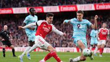 Pemain Arsenal, Kai Havertz melakukan percobaan tembakan ke gawang dalam pertandingan Liga Inggris melawan Burnley di London, Inggris, Selasa (19/5/2026) dini hari WIB. (John Walton/PA via AP)