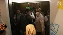 Sejumlah penyidik KPK menaiki lift saat menggeledah Kantor Pusat PLN, Jakarta, Senin (16/7). KPK saat ini tengah menyelidiki dugaan korupsi proyek PLTU di Riau. (Liputan6.com/Arya Manggala)