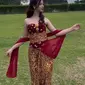 Seorang kreator konten bernama Dara Sarasvati berdandan bak Roro Jonggrang dan berjalan di kompleks Candi Prambanan. (dok. tangkapan layar video TikTok @darasarasvati/https://www.tiktok.com/@darasarasvati/video/7314287381304069382)