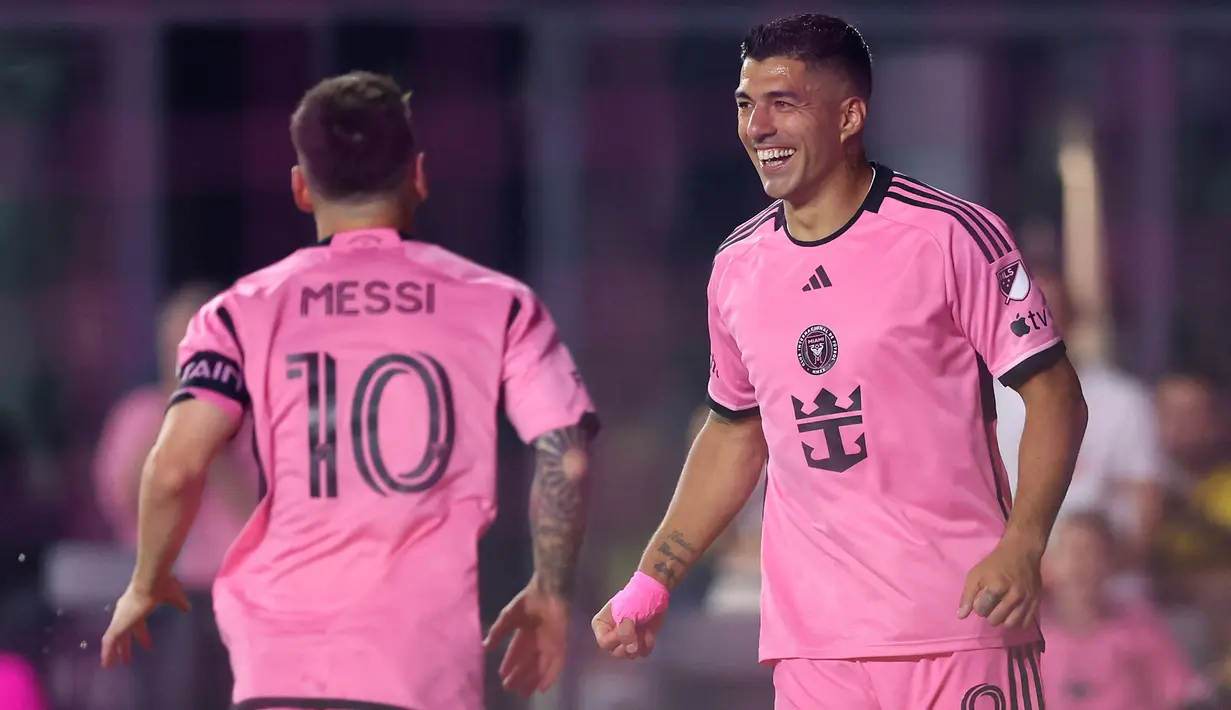 Inter Miami menjadi klub ke-8 alias terkini dalam perjalanan karier Luis Suarez yang mulai dibelanya pada awal musim 2024. Bereuni dengan eks rekannya di Barcelona, Lionel Messi, hingga kini ia telah mencetak 12 gol dari total 15 laga bareng Inter Miami di semua kompetisi yang menggenapi capaian 501 golnya sepanjang kariernya di level klub. (AFP/Getty Images/Megan Briggs)