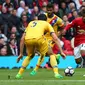 Aksi gelandang Manchester United, Angel Gomes (kanan) pada laga kontra Crystal Palace, di Stadion Old Trafford, Minggu (21/5/2017). Gomes menjadi pemain kelahiran tahun 2000 yang melakoni laga Premiership.  (EPA/Tim Keeton)