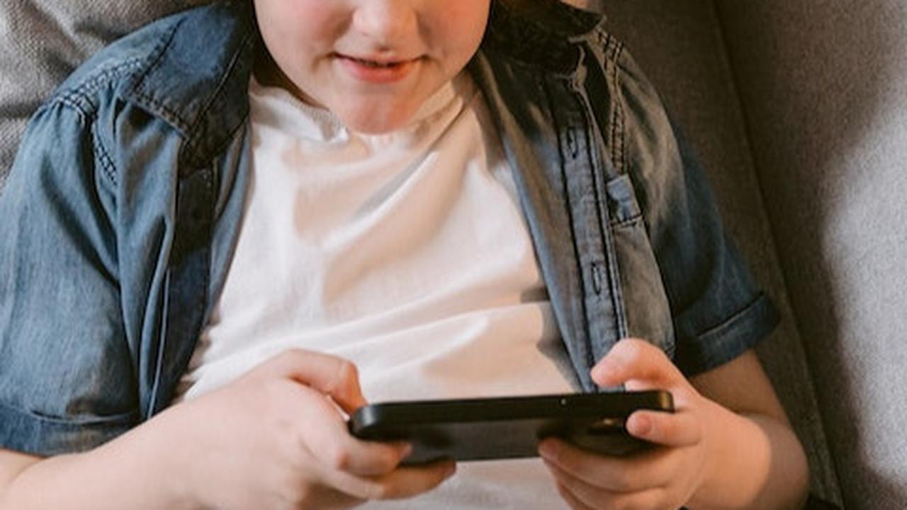 Dengan menerapkan tips-tips di atas, Anda dapat membantu mengurangi screen time pada anak dan menjaga kesehatan serta perkembangan mereka.