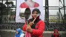 Peserta aksi dari kalangan perempuan membawa peralatan rumah tangga saat demonstrasi di depan Gedung DPR RI, Jakarta, Rabu (8/3/2023). Mereka juga meminta agar Rancangan Undang-Undang (RUU) Perlindungan Pekerja Rumah Tangga (PPRT) segera disahkan. (Liputan6.com/Faizal Fanani)