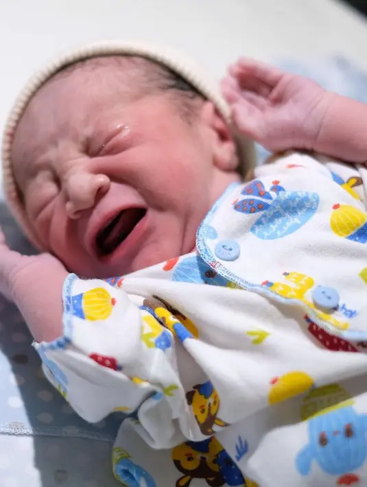 Wajah bayi laki-laki yang diberi nama Bhre Kata Bramantyo ini memang sangat menggemaskan. Tak heran kalau banyak orang yang ingin terus melihatnya. (Foto: Instagram)