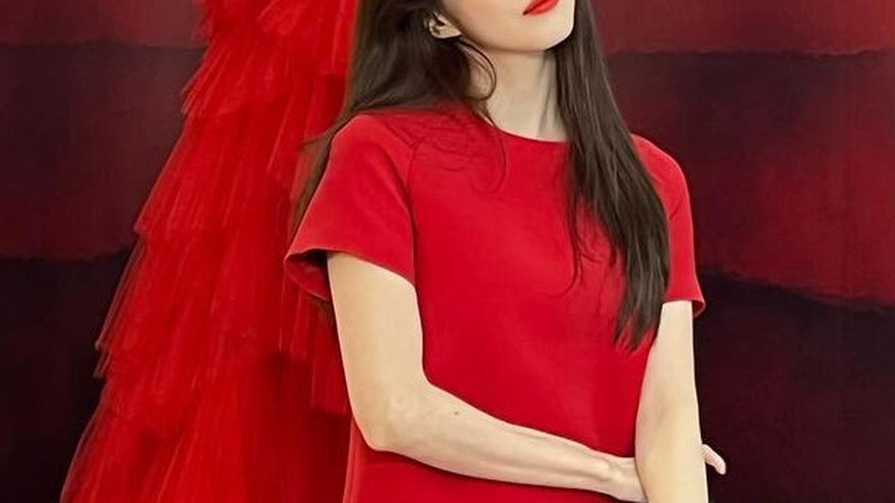 Dengan perpaduan kecantikan Han So Hee, keanggunan koleksi Dior, dan momen bersejarah dalam karier Han So Hee bersama Natalie Portman, show Dior Haute Couture SS24 berhasil menciptakan kesan mendalam dalam dunia fashion dan hiburan.