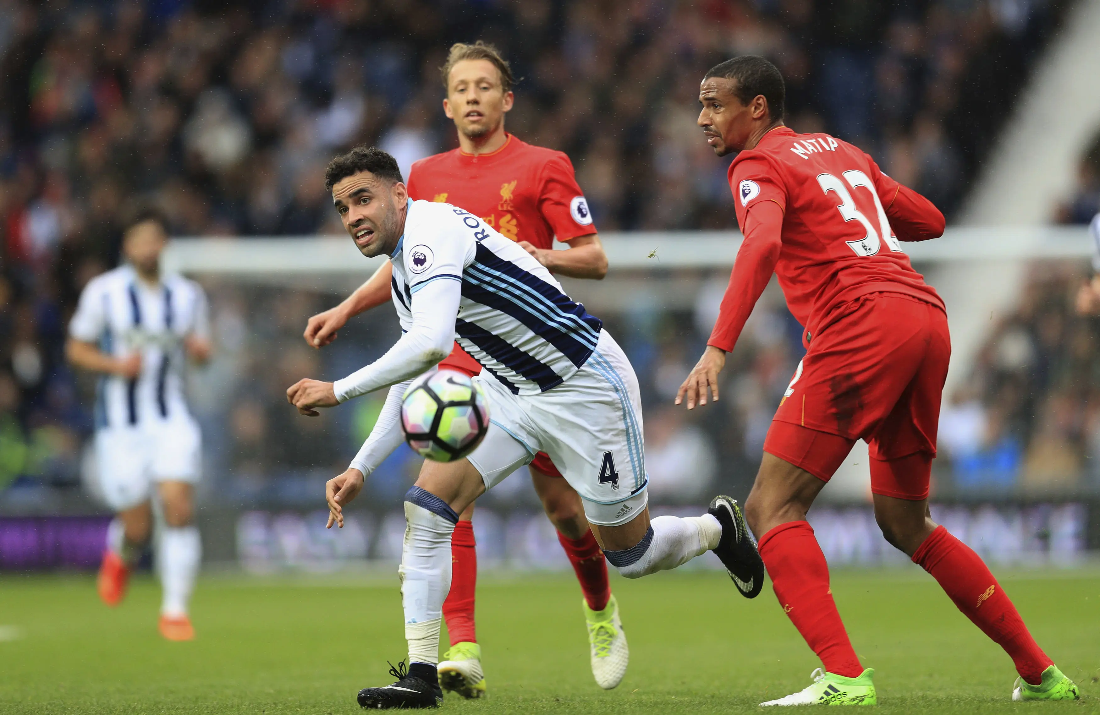   Pemain Liverpool, Joel Matip (kanan) coba menghentikan pemain WBA, di ajang Liga Inggris, Minggu (16/4/2017). (AP Photo/Adam Davy)